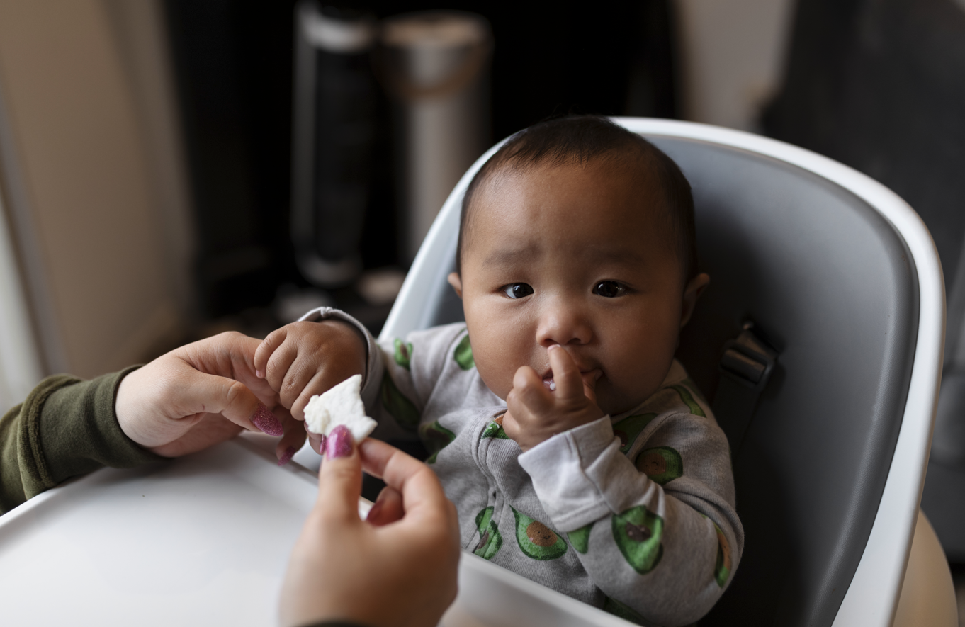 bayi belajar duduk, tahapan duduk bayi, cara melatih bayi duduk, tummy time, perkembangan bayi, Bunda, si Kecil